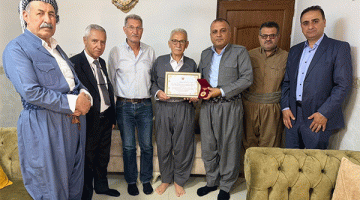 رابطة الأنصار تقلد انصار هندرين (وسام النصير الشيوعي)